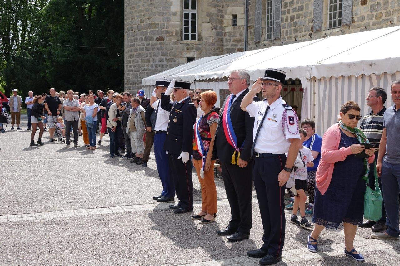 Les autorités saluent les sapeurs-pompiers et les porte-drapeaux...