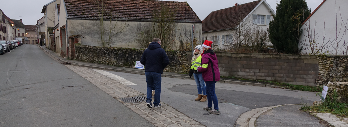 Ils accueillent les visiteurs ou assurent une traversée de rue aux piétons : Portant gilet fluo ou brassard de sécurité, les bénévoles sont au four et au moulin...