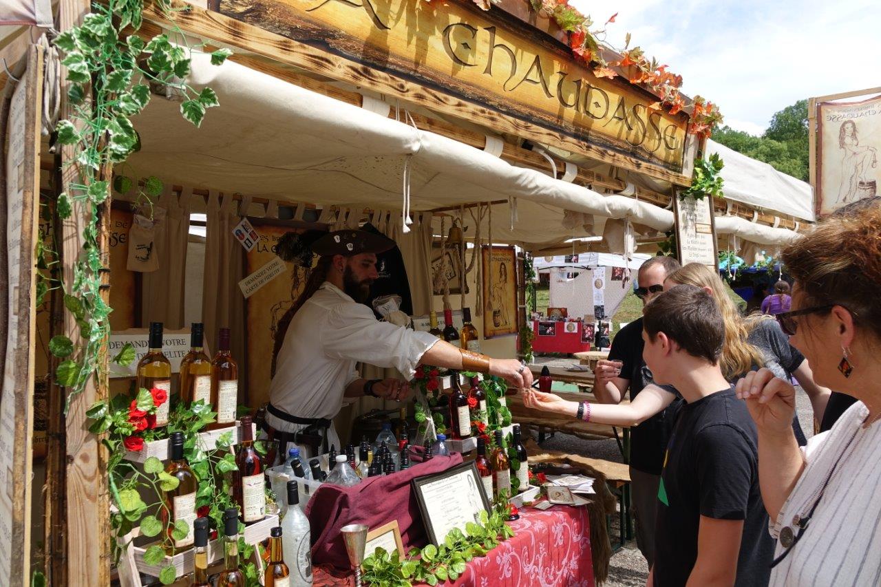 Malgré la chaleur, le public a flâné longuement le long des stands d'artisanat...