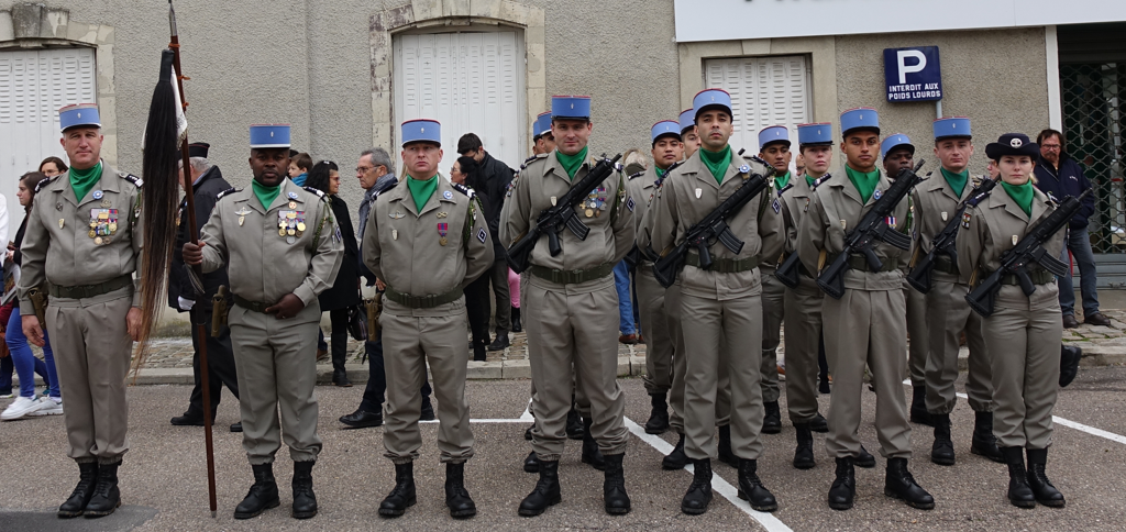 Le piquet d'honneur du 5e Régiment de Dragons de Mailly-le-Camp dans l'Aube.