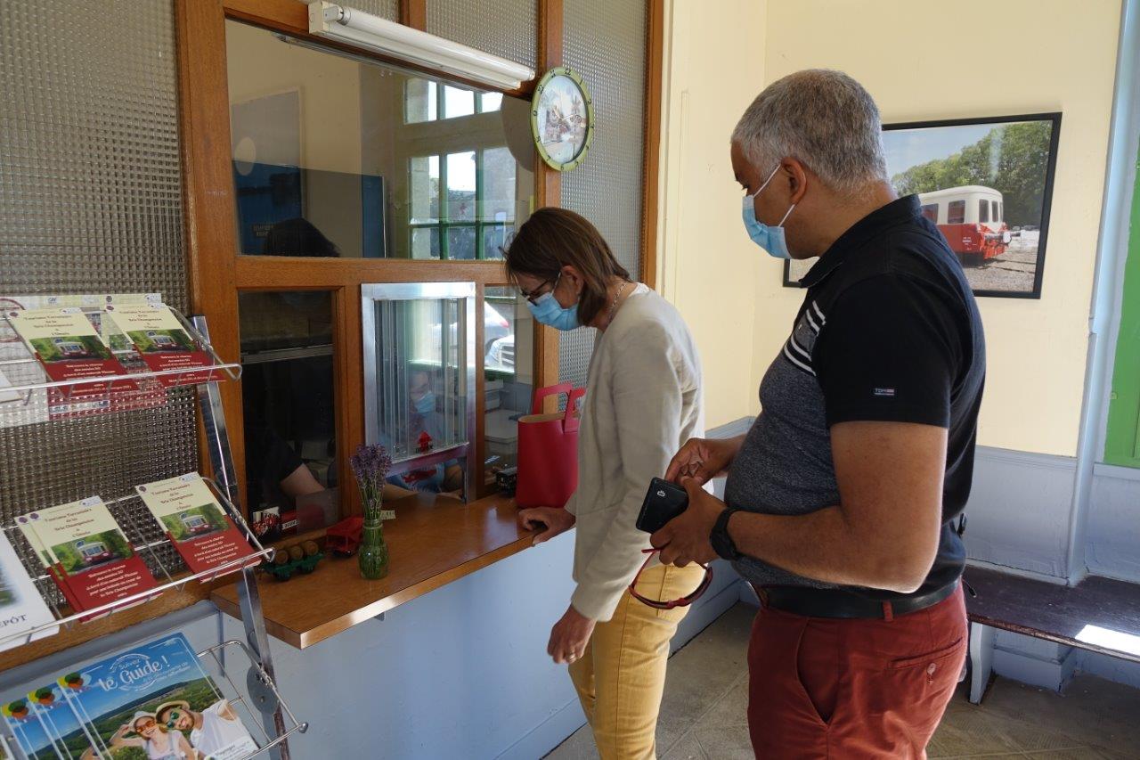 Anne Maricot et Dominique Duclos, le binôme de candidats aux élections départementales sur le canton d'Essômes-sur-Marne sont venus faire du tourisme ferroviaire en famille.