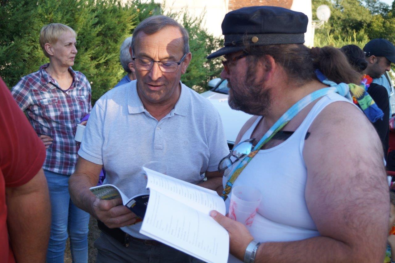 A gauche, Pierre Simon, maire de Verdilly, prend connaissance du rôle que lui confie Patrick Brosseron de l'ACPV (à droite).