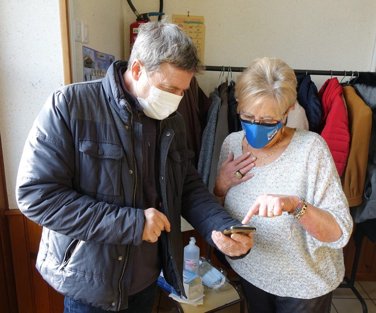 Le pass sanitaire de chaque participant est contrôlé à l'entrée de la salle communale.