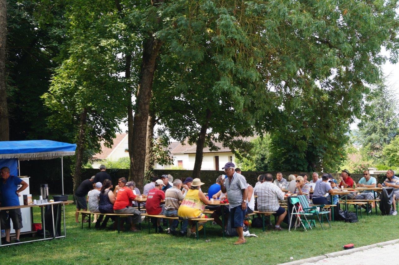 Buvette et restauration sont installées sous les arbres pour le confort des joueurs et des supporters.