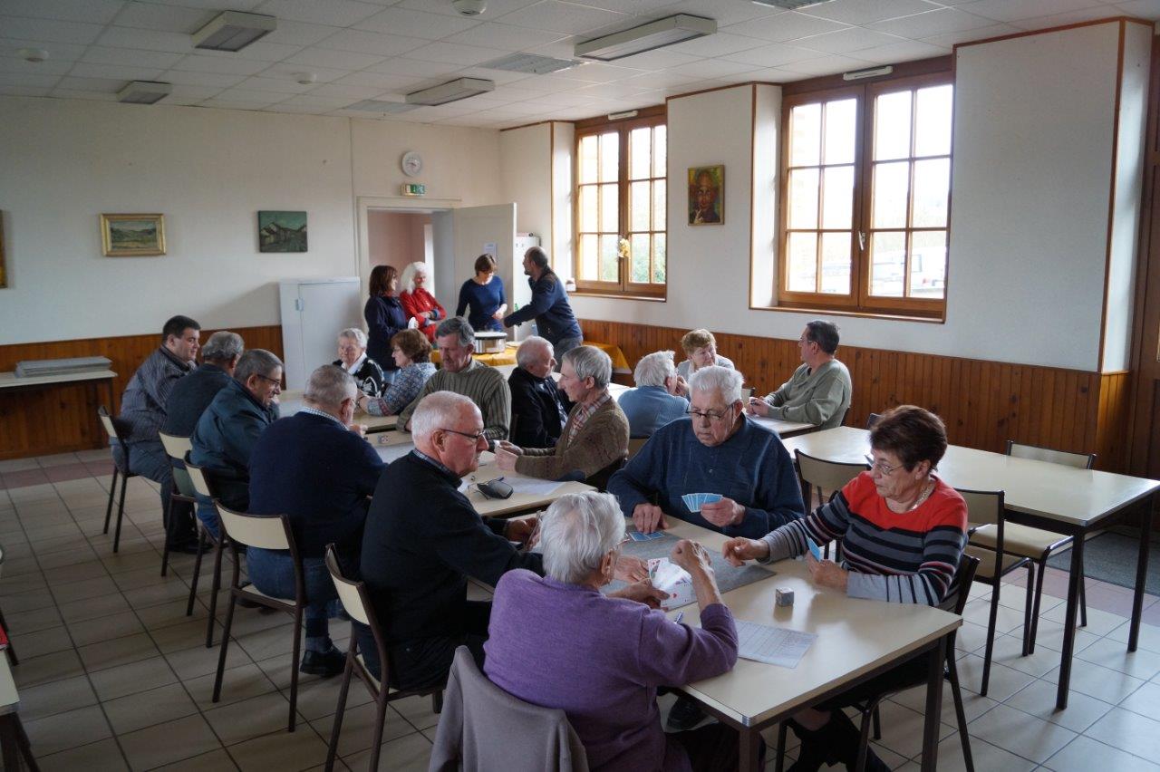 Des participants férus de belote. Si la quantité n'est pas là, la qualité est, quant à elle, bien présente.