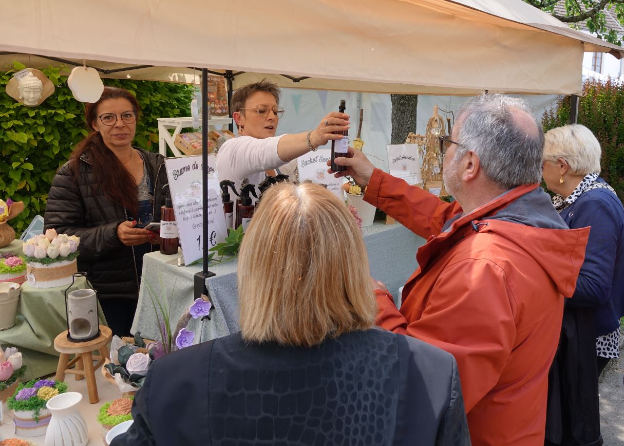 Le marché artisanal permet de faire quelques emplettes.