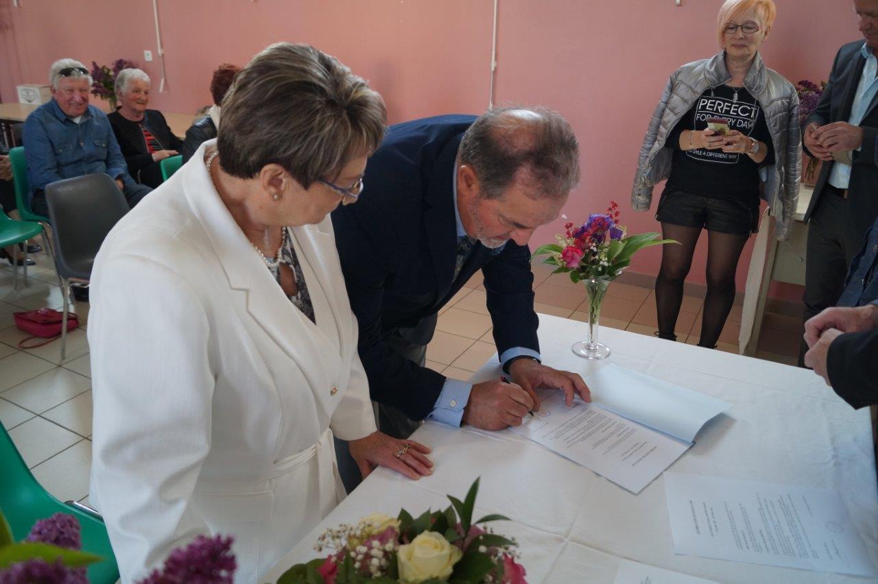 Même jour, même heure, les "nouveaux mariés" signent la copie de l'acte de mariage.