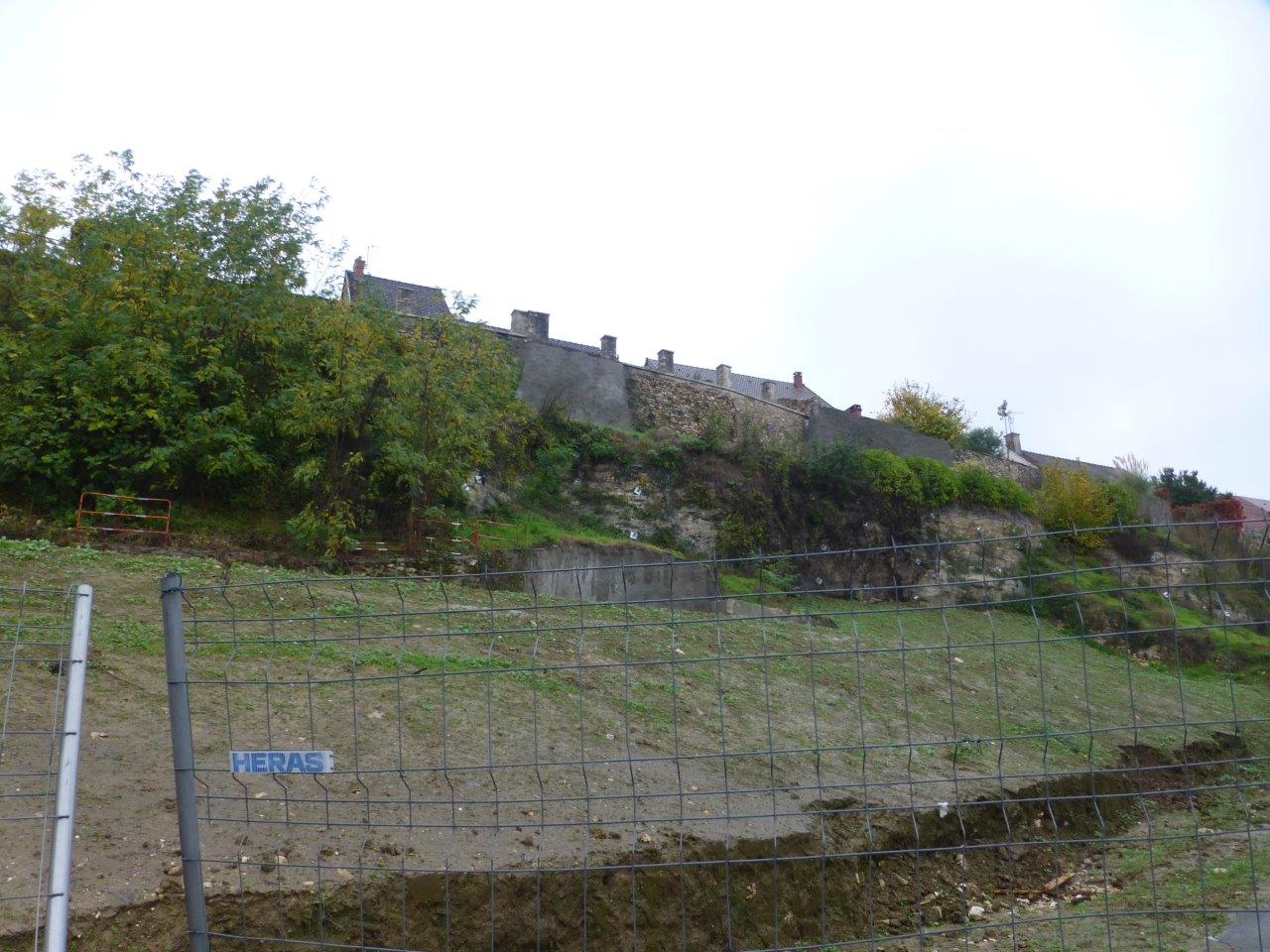 Après la destruction du bloc de calcaire et de la maison d'habitation qui était menacée par ce dernier, c'est désormais la terre de remblai qui pose des soucis.