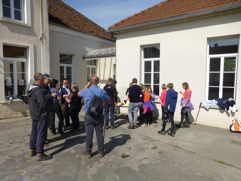 La pause café se tient dans la salle polyvalente de Monthurel.