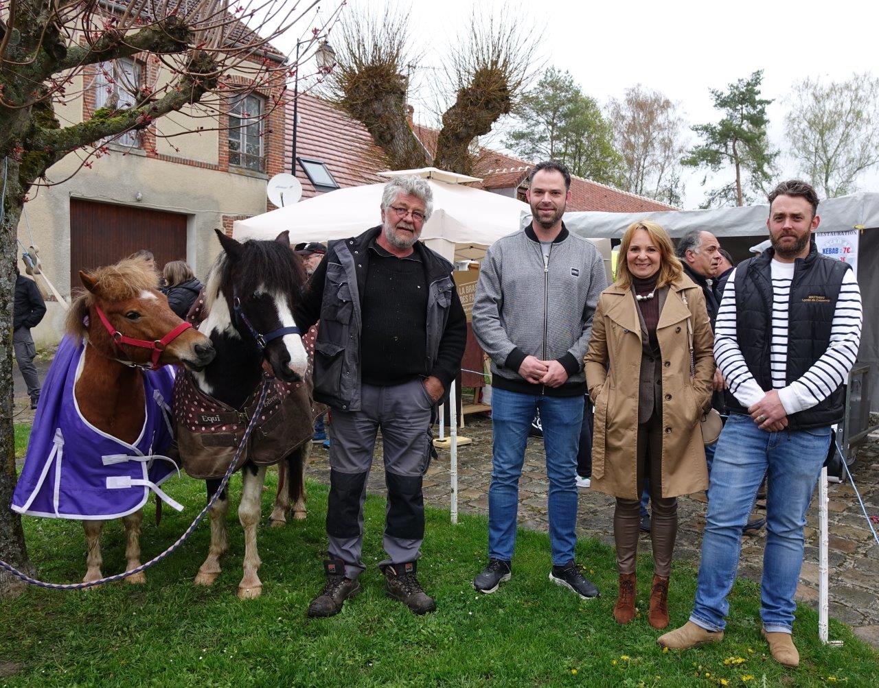 De gauche à droite : Les poneys des Gros Sabots de Celles-lès-Condé, Jean-Luc Redorf conseiller municipal Cellois, Jordane Beauchard, Christine Pérardel Guichard et Matthieu Laurent.