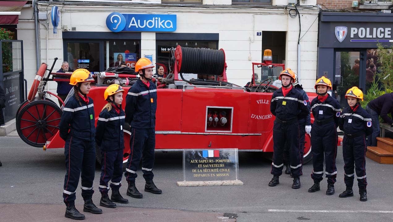 Plusieurs gerbes de fleurs sont déposées en hommage aux sapeurs-pompiers et sauveteurs de la Sécurité civile, disparus en mission...