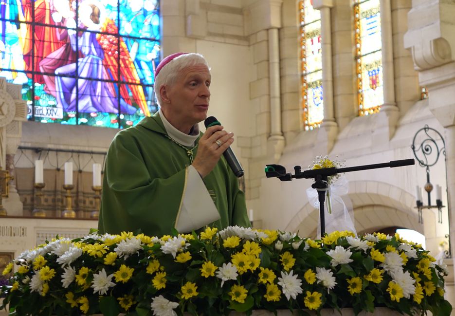 Mgr Franck Javary célèbre la messe en la Chapelle de la Reconnaissance parée aux couleurs du Vatican.