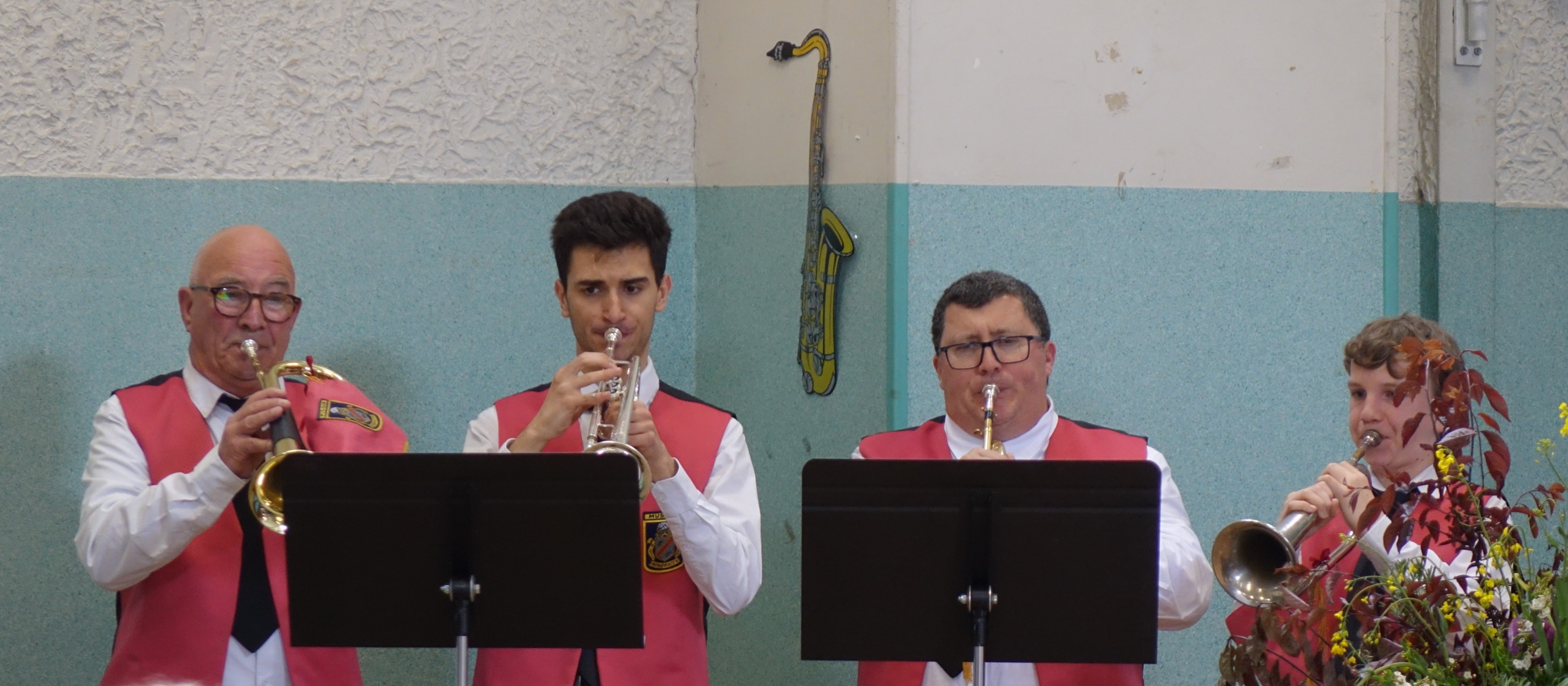 Rare. La Musique Municipale de Magenta et l'Harmonie des Chemins de Fer d'Épernay possède un pupitre commun : celui de clairons.
