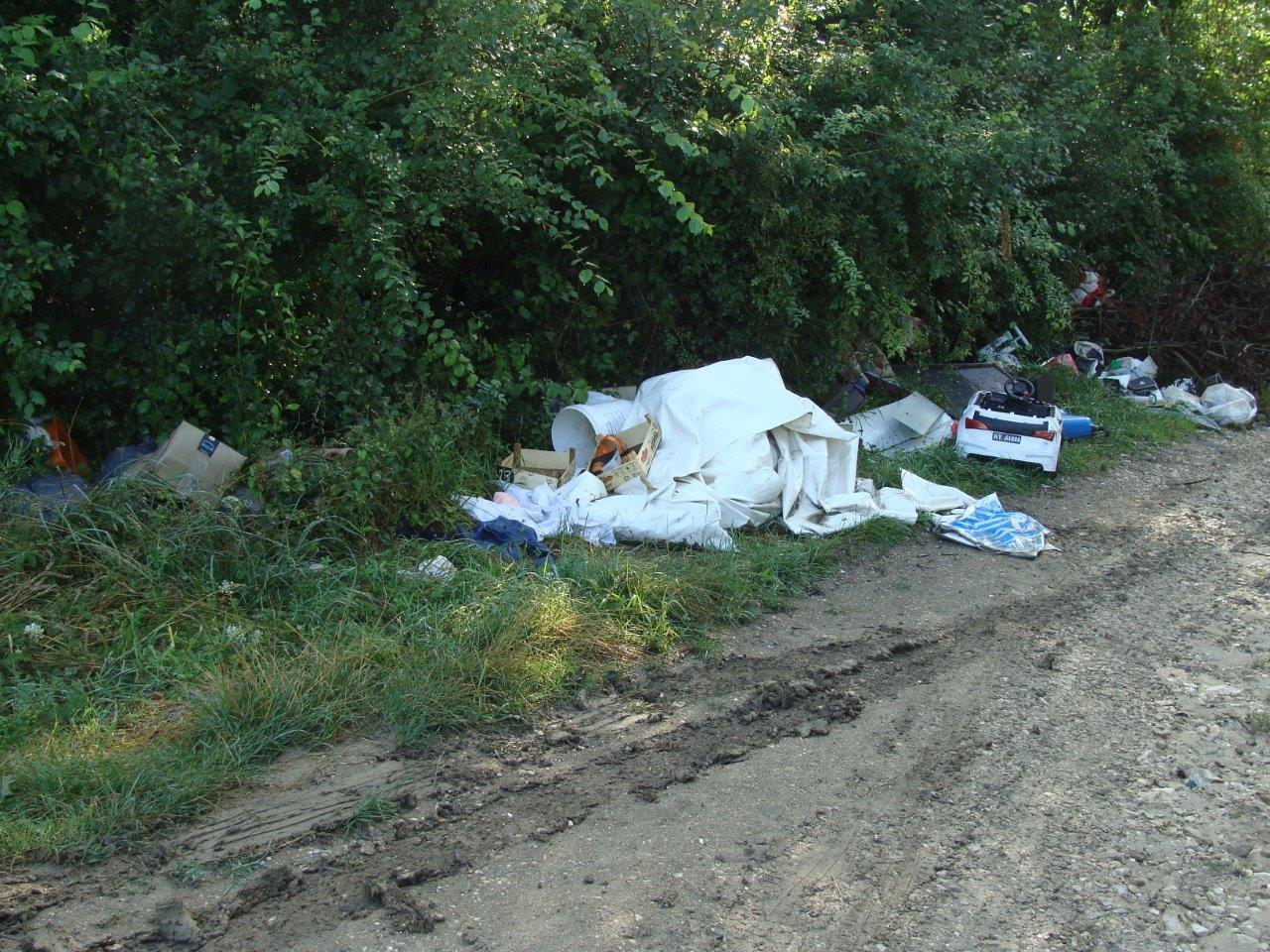 Les déchets proviennent, en partie, des bennes de la déchèterie.
