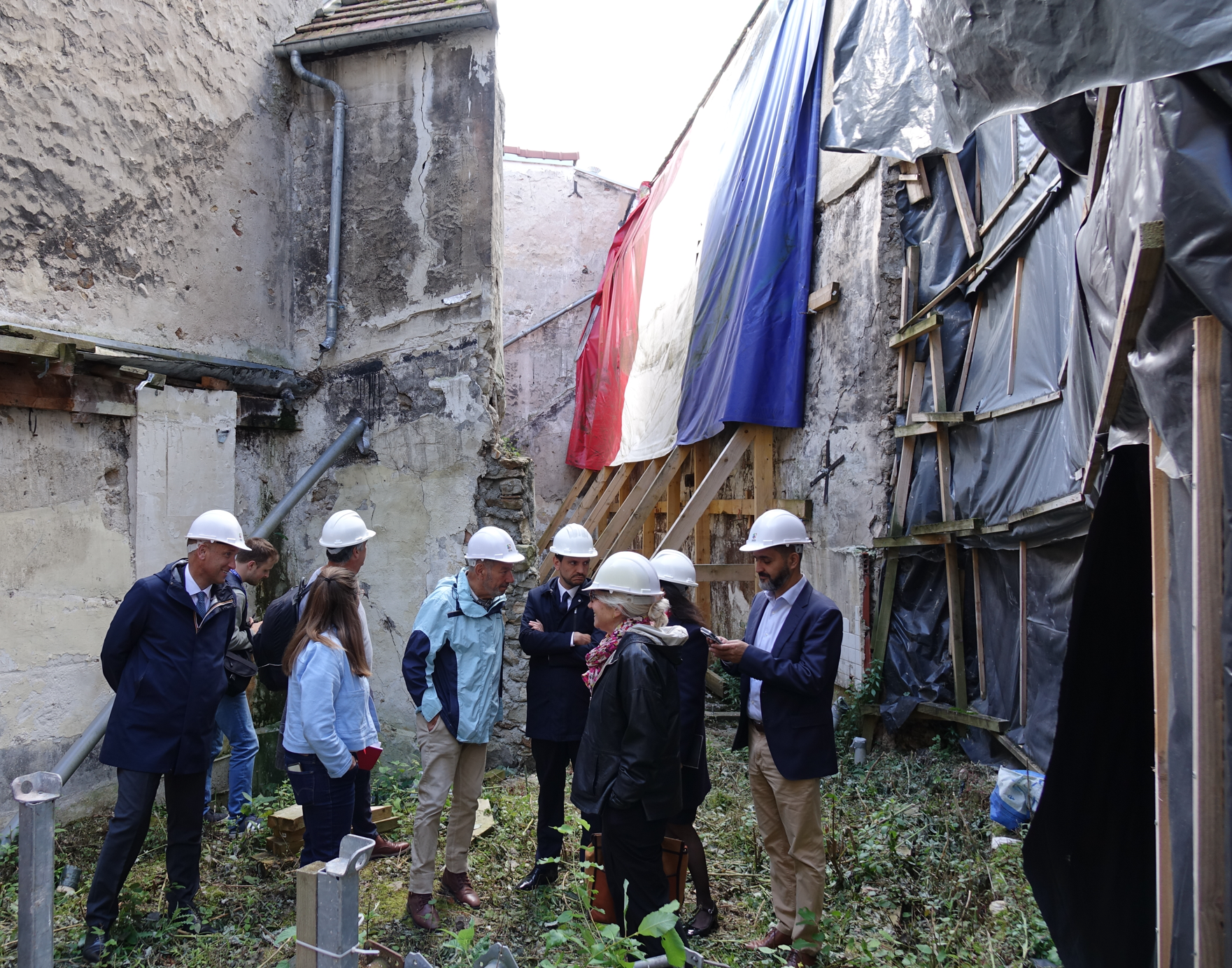 La porte d'entrée franchie, un spectacle de désolation s'offre à la vue des visiteurs...