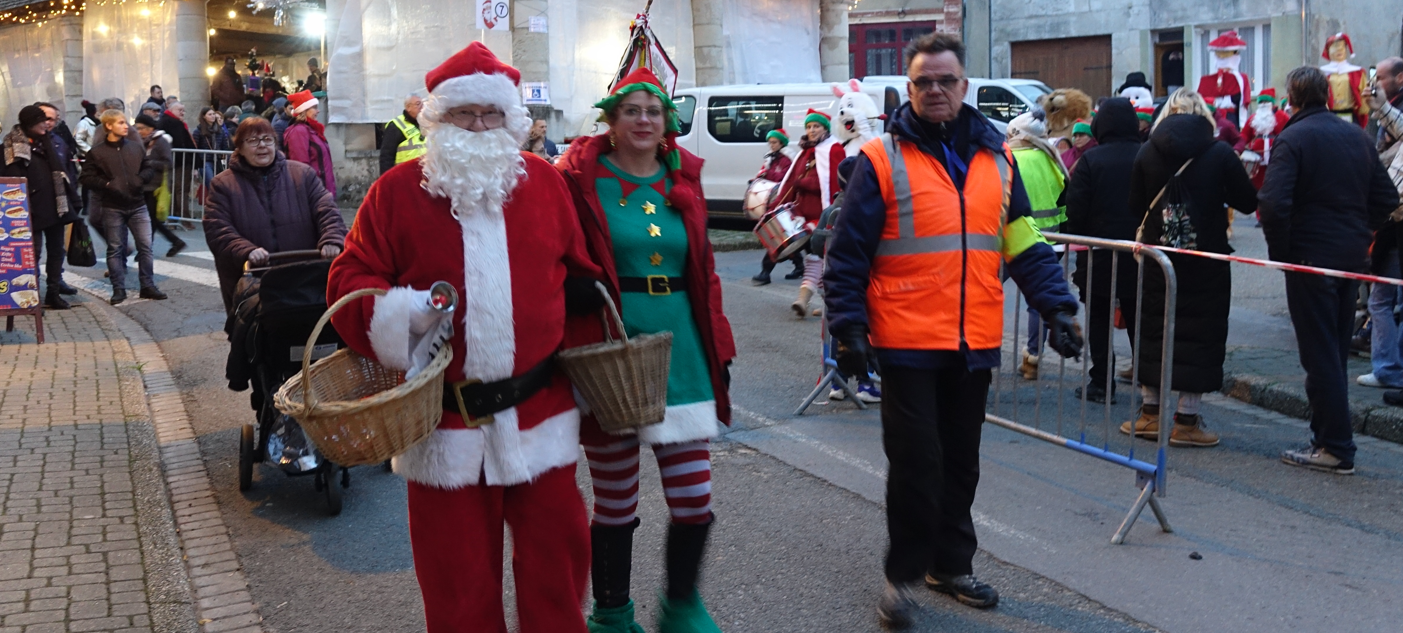 Il est ici. Il est là. Le Père Noël vadrouille.
