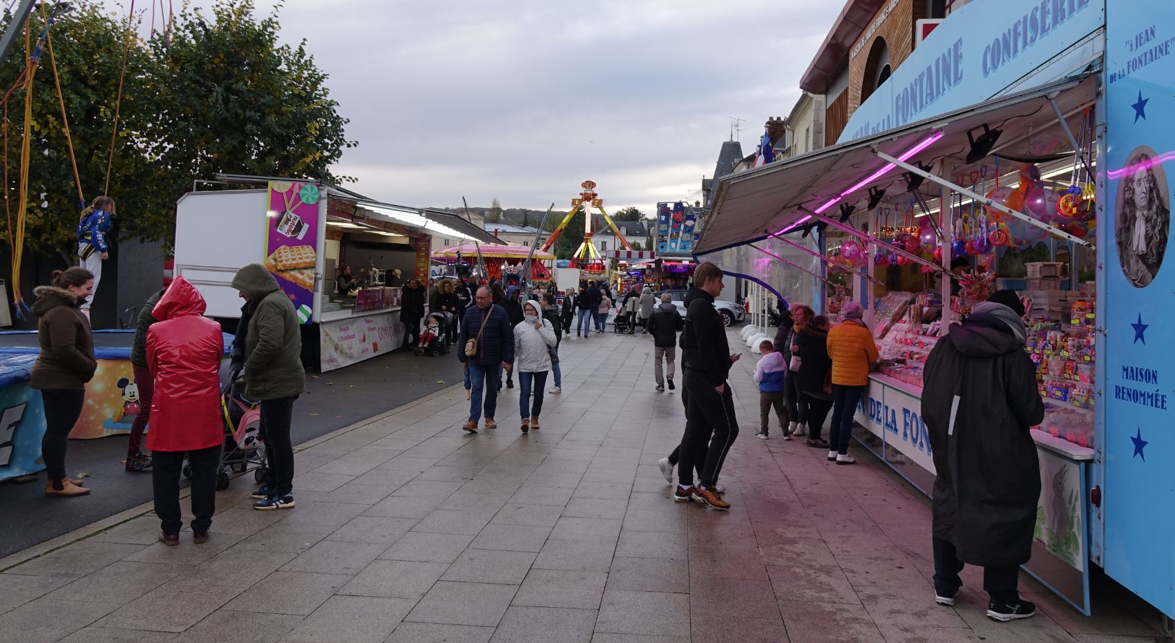 Sucreries, trampolines, tirs aux ballons, auto-tamponneuses... : Il y en a pour tous les goûts à la fête foraine.