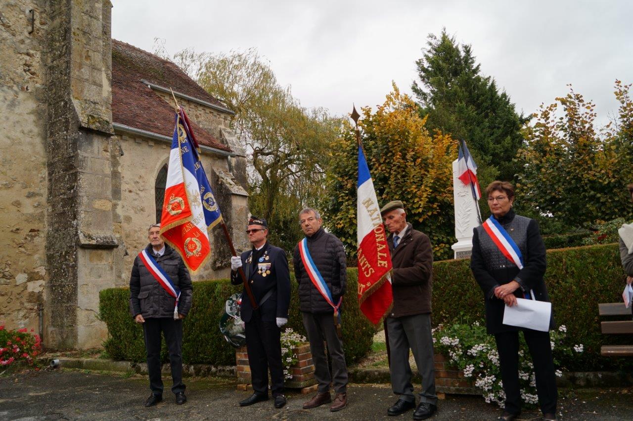 De gauche à droite : Pierre Troublé, adjoint au maire délégué de Saint-Agnan, Marcel Dartinet, porte-drapeau, Bruno Lahouati, maire de Vallées-en-Champagne, Robert Breton, porte-drapeau, et Jacqueline Picart, maire déléguée de La Chapelle-Monthodon.