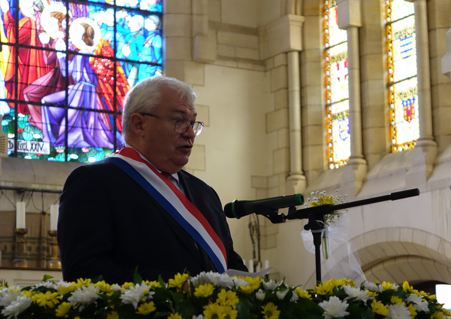 Le sénateur Christian Bruyen accueille l'assemblée en la Chapelle de la Reconnaissance.