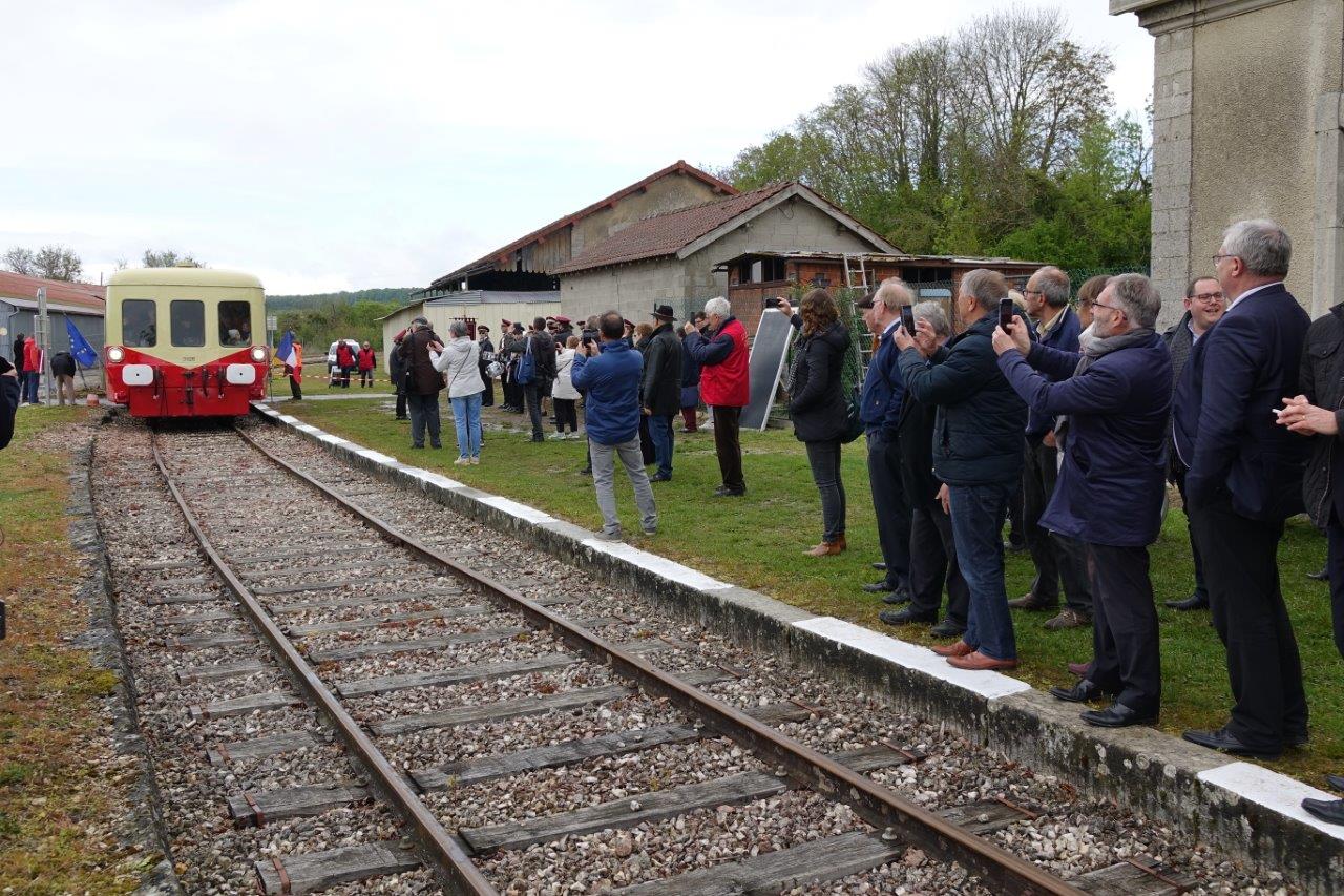 Les élus dégainent les mobiles pour immortaliser l'arrivée de l'autorail...