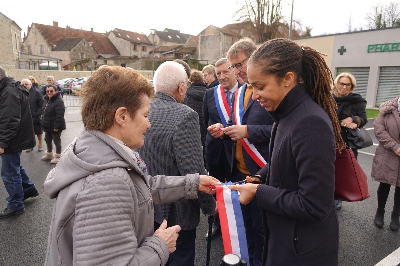 Natalie William, sous-préfète de l'arrondissement de Château-Thierry, s'est prêtée volontiers à la coupe de bouts de ruban.