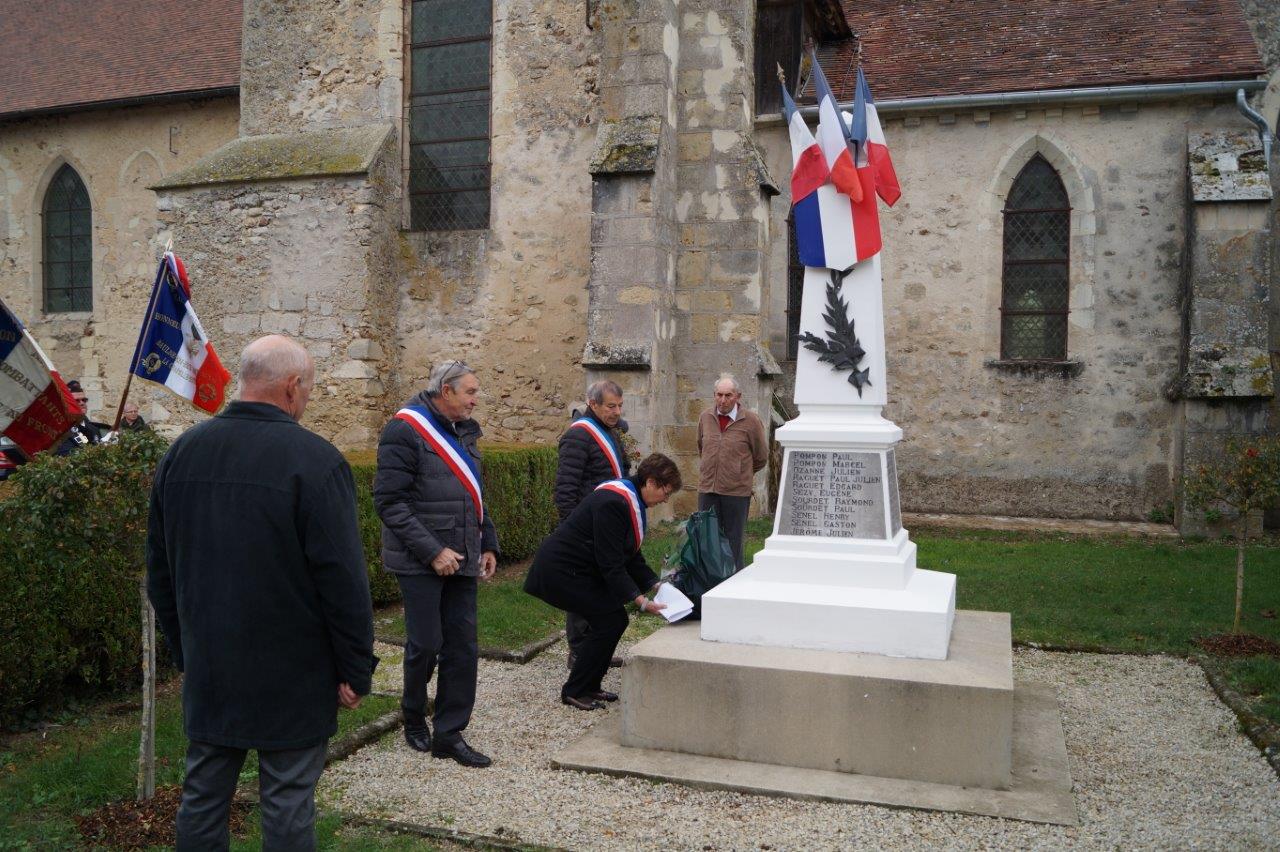 Jacqueline Picart dépose la traditionnelle gerbe de fleurs, offerte cette année par le Souvenir français, association créée en 1887 qui garde le souvenir des soldats morts pour la France par l'entretien des monuments commémoratifs.