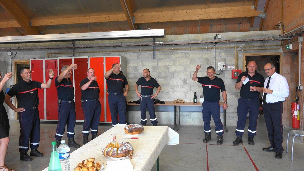 De retour au centre de secours, les sapeurs-pompiers ont champagné !