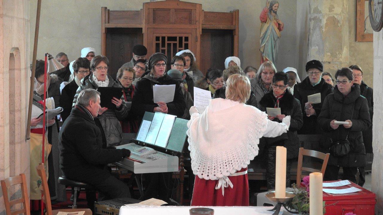 Une chorale d'amis(es) assure avec une belle maitrise les chants religieux.