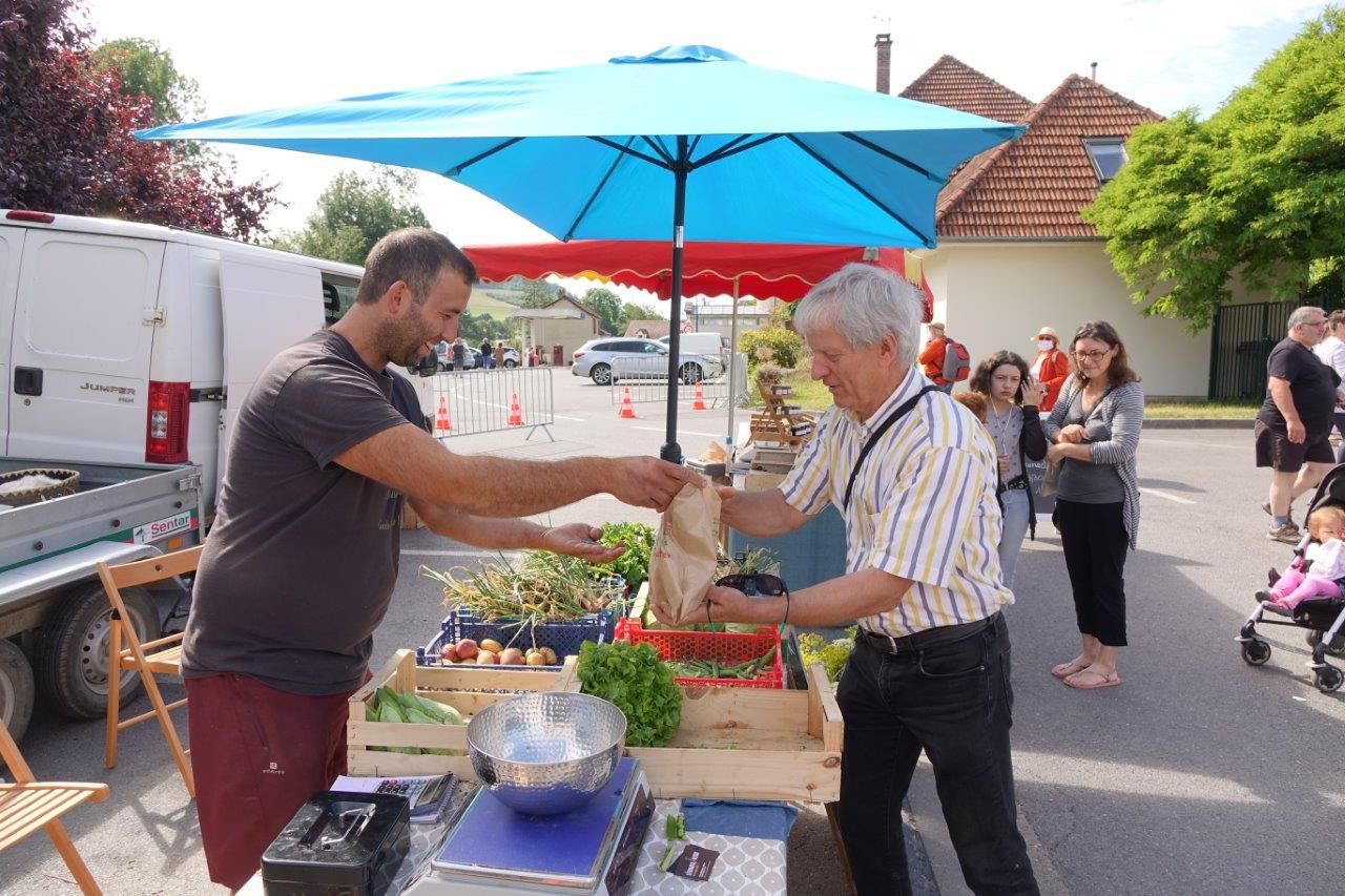 Éric Assier, le maire du centre bourg qui fait du rab, fait le plein de vitamines sur l'étal des Légumes Vitry de la Mare Dorée pour la dernière ligne droite de son mandat.
