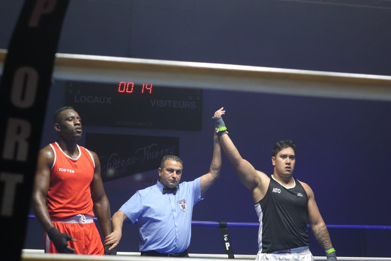 A droite : Le Tahitien Rapu "Taï" Haoa Teuna remporte son combat par KO à la deuxième reprise.
