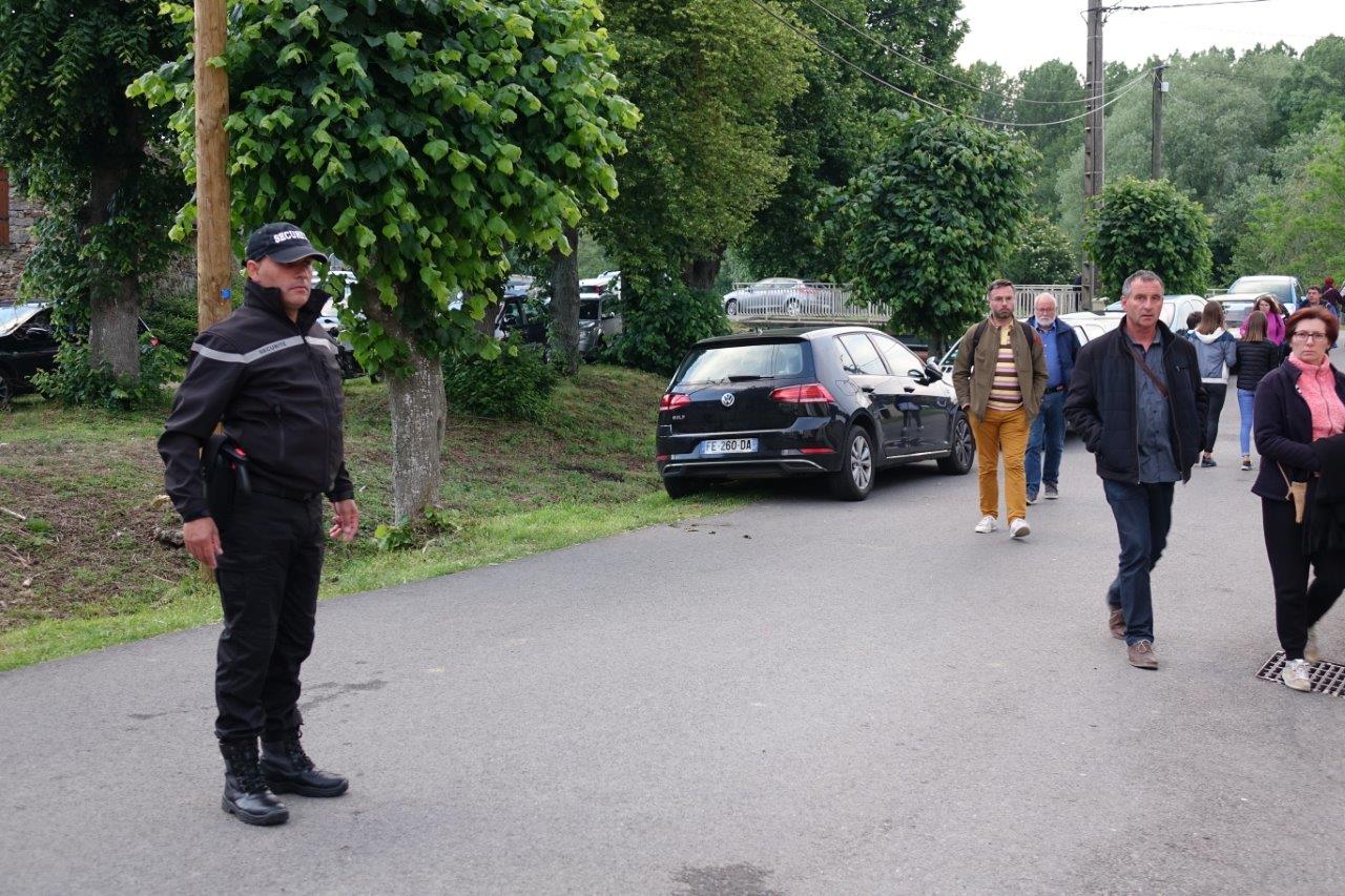 En amont du sas où des bénévoles contrôlent du regard les personnes souhaitant entrer sur la place, Mohamed Damiche, adhérent de l'ACPV, rassure les futurs spectateurs par le port d'une tenue de sécurité.