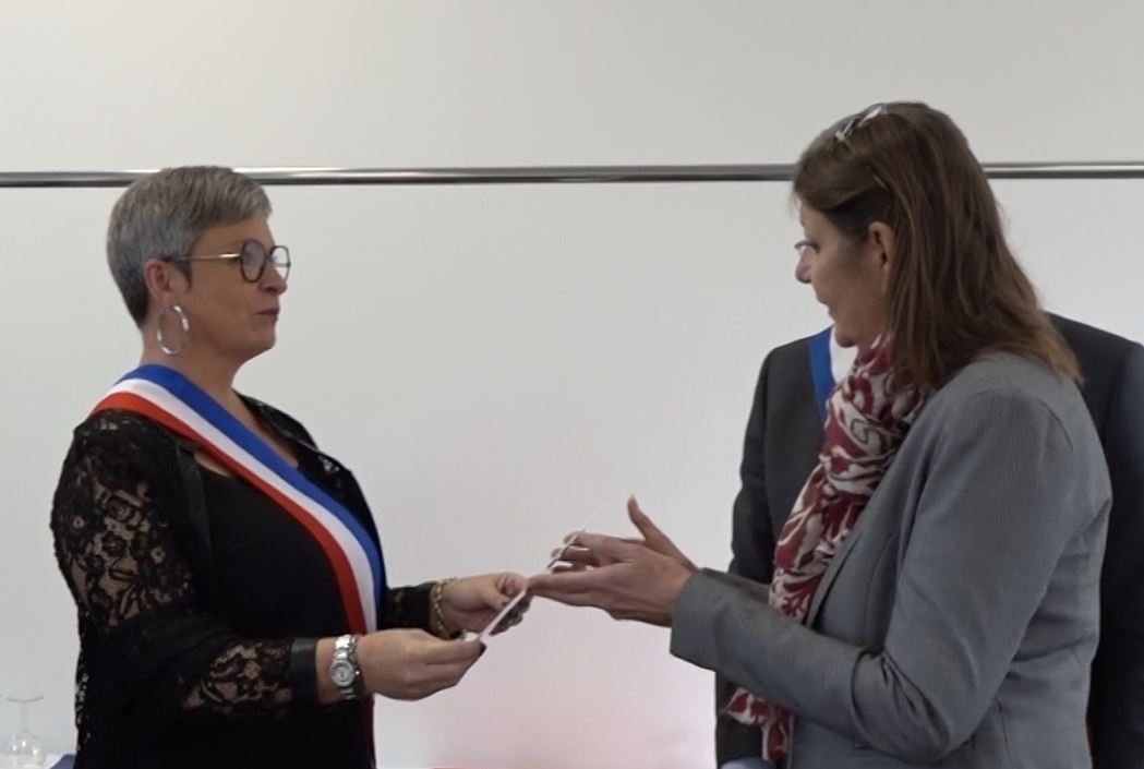 La Conseillère départementale de l'Aisne Anne Maricot est en charge de la remise du diplôme.