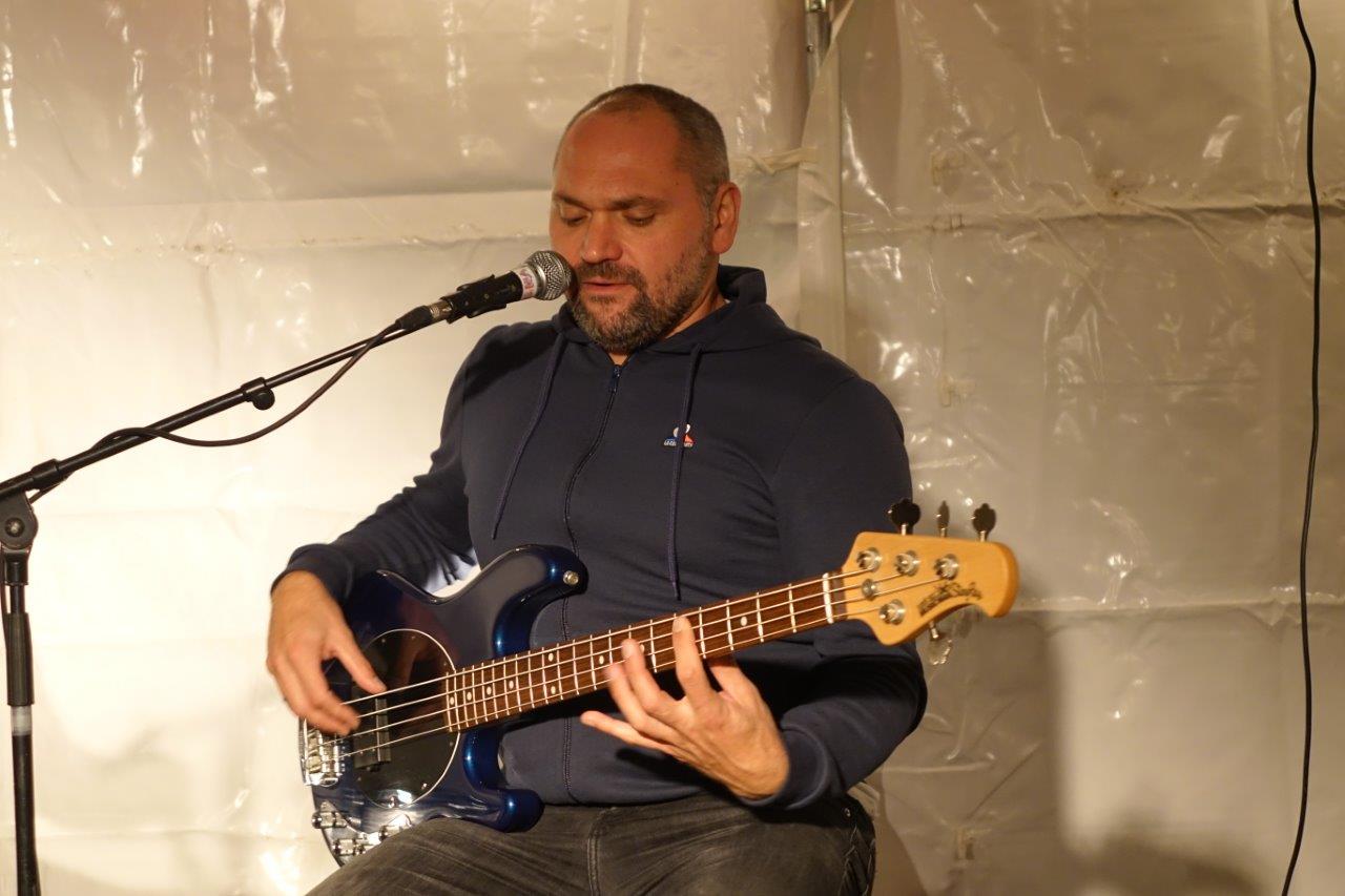 Basse et chant : Vincent Roubac.
