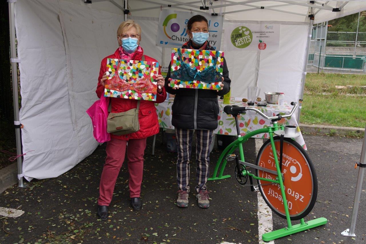 Créés par Mylène Lefèbvre, les tableaux symbolisant Octobre Rose ont fait le tour du marché.