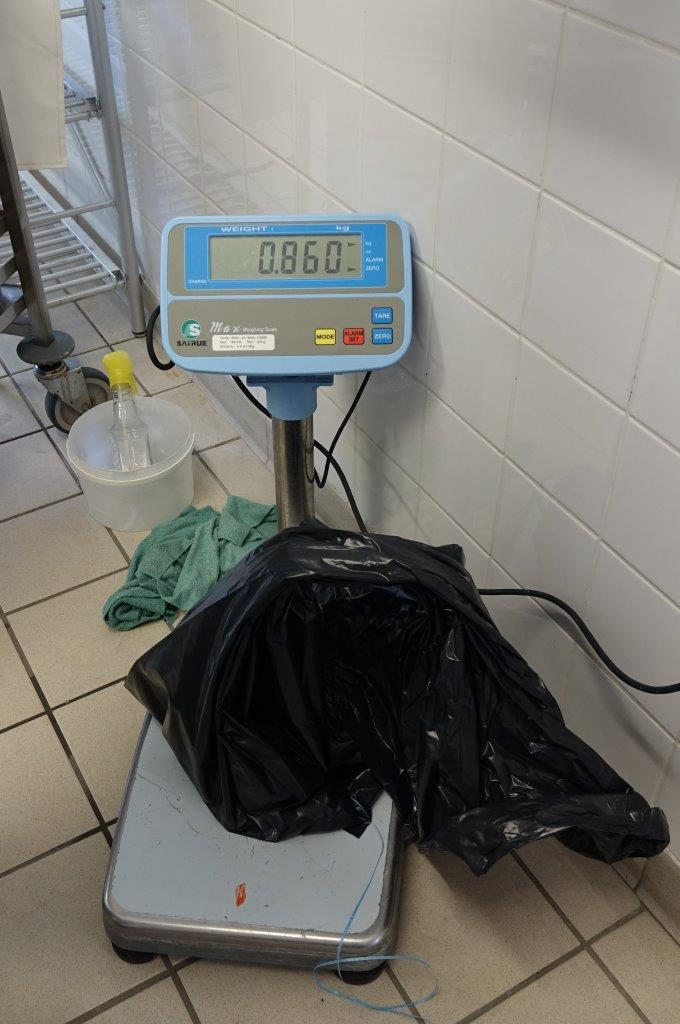 La pesée des restes alimentaires.