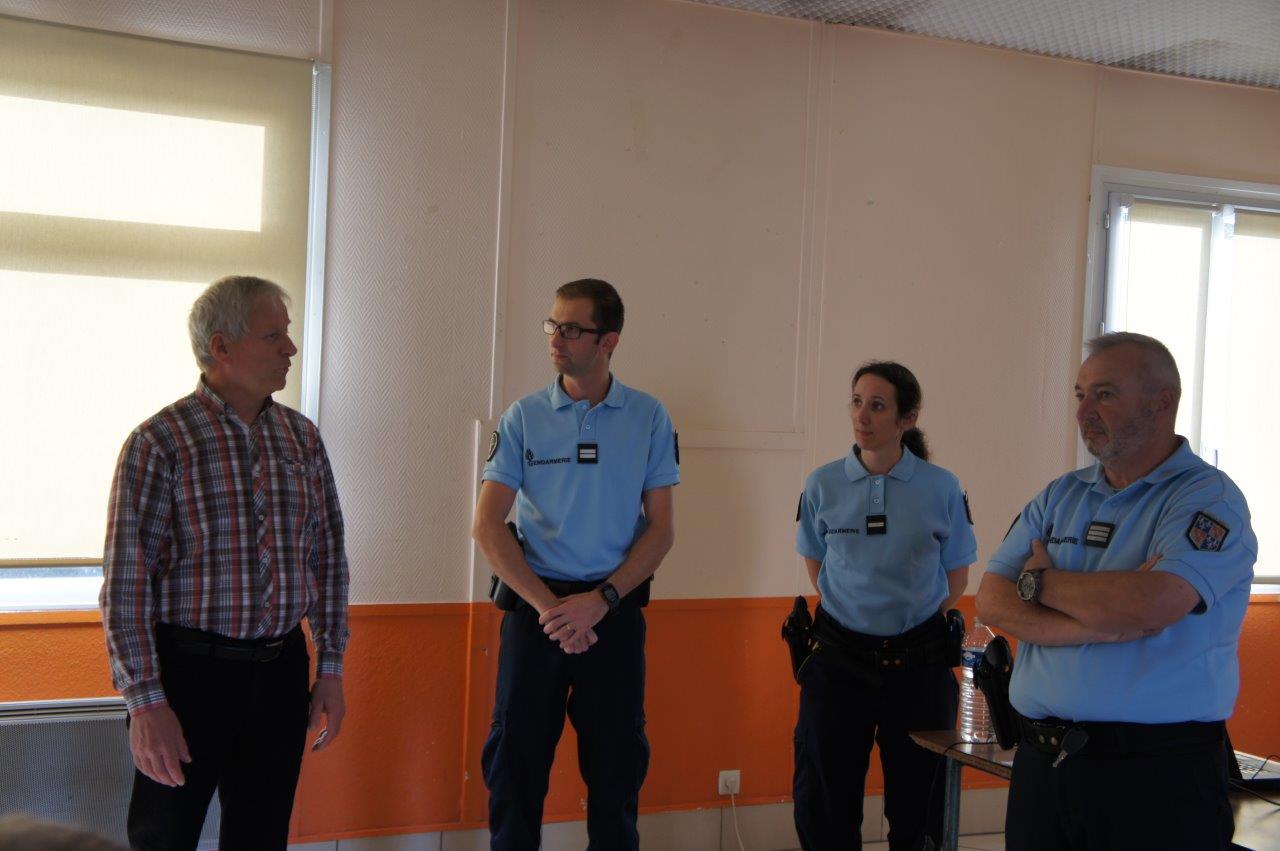 De gauche à droite : Eric Assier, maire de Condé-en-Brie, le Lieutenant Romain Freytag, l'Adjudante-Cheffe Daphnée Texier et le Capitaine Jean-Emile Vaesen.