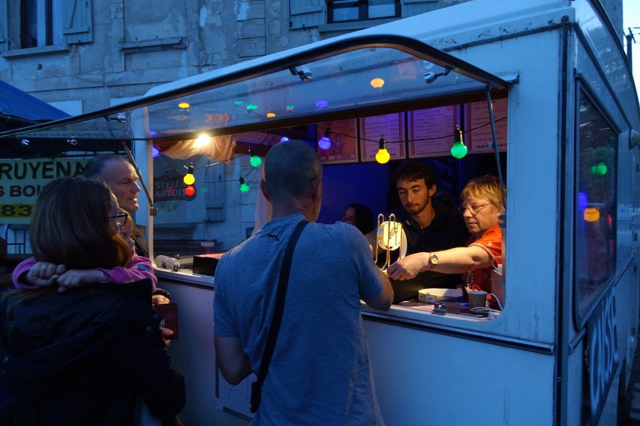 A l'entrée, la caravane du spectacle de l'an passé sert de guichet de vente de tickets pour les stands buvette et restauration.