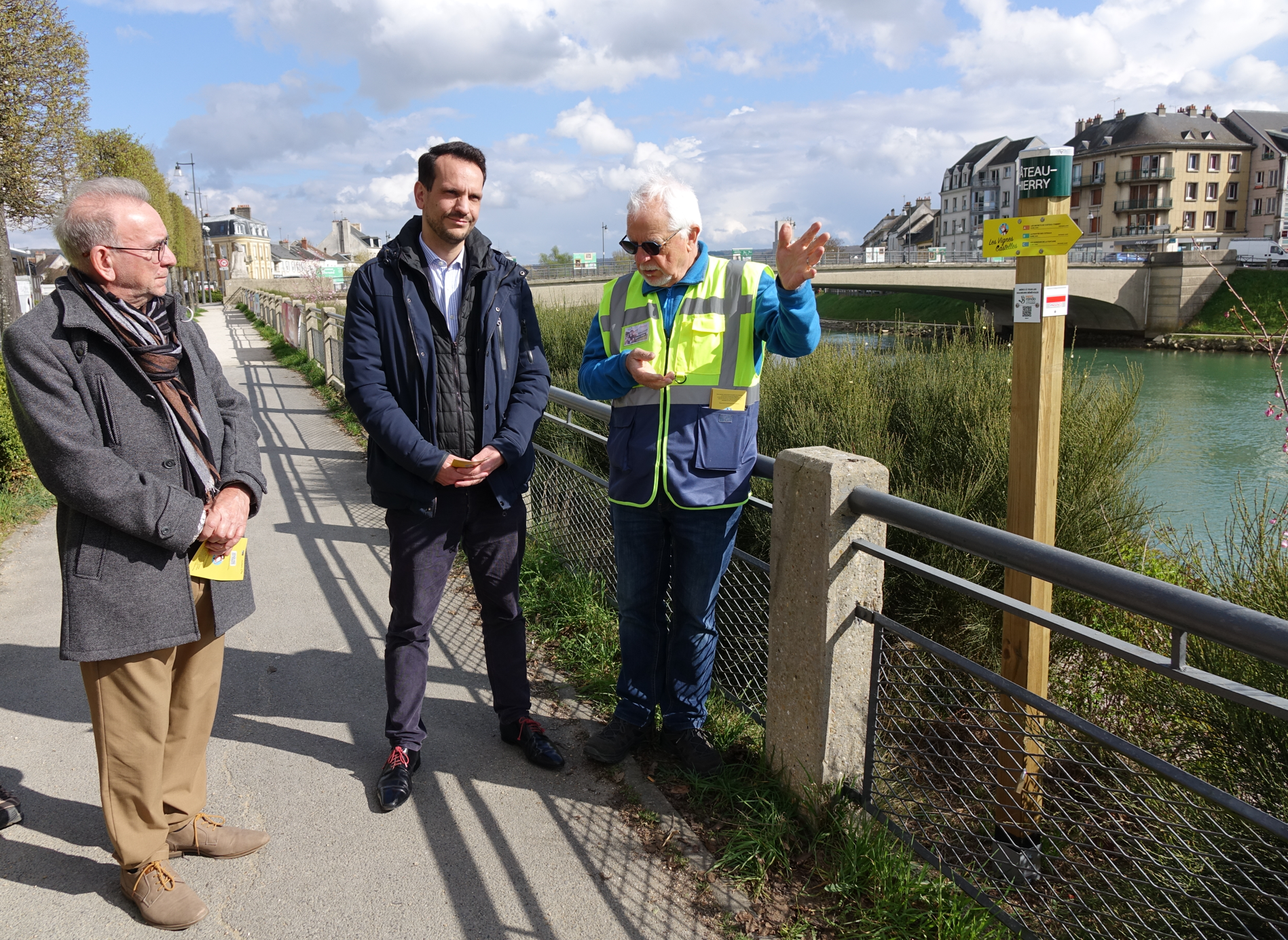 De gauche à droite : Jean-Marc Pourcine conseiller délégué en charge du Patrimoine et du Tourisme à la Ville de Château-Thierry, Sébastien Eugène et Michel Van der Putten.