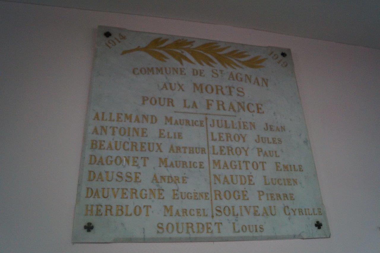 A Saint-Agnan, les commémorations se déroulaient devant cette simple plaque de marbre installée dans la salle communale.