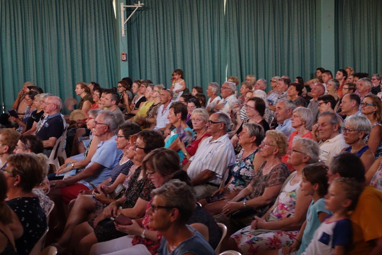 Le public est attentif malgré une chaleur accablante.