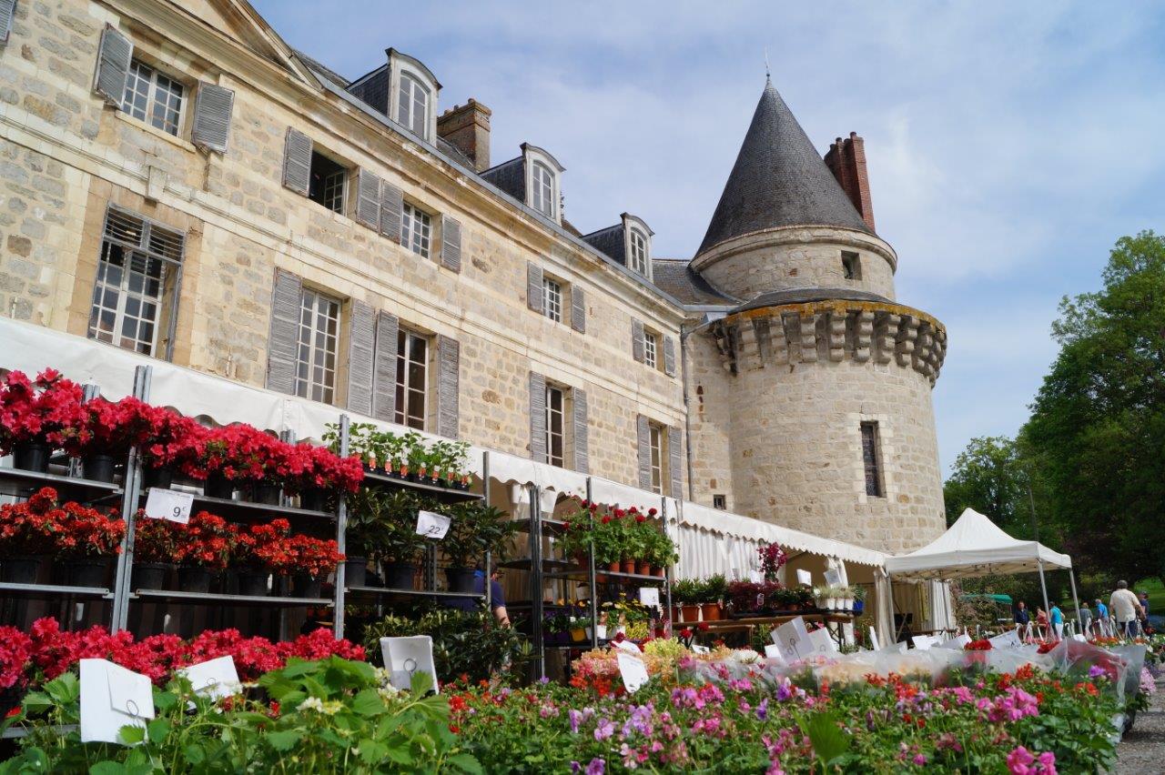 Au printemps, le château de Dormans se pare de mille couleurs.