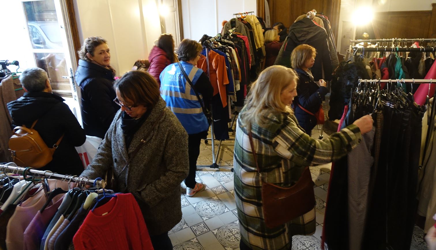 La Braderie solidaire d'hiver occupe le hall d'entrée et la salle de garde du château de Dormans.