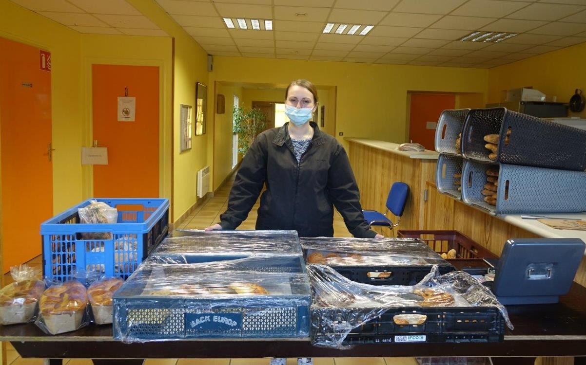 Pauline, de la boulangerie-pâtisserie Au Fournil de Condé chez Manue et Thierry, est présente au Breuil tous les jours sauf le mercredi de 08h00 à 09h00.