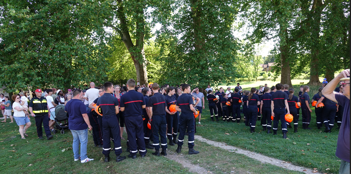 Parc du Château de Condé : JSP, animateurs et familles récupèrent à l'ombre des platanes.