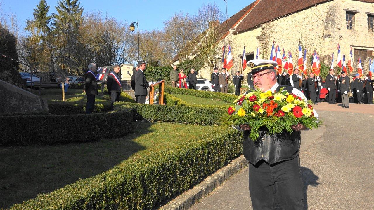 Bruno Sans, des "Vétérans des Opérations Extérieures, dépose une gerbe de fleurs...