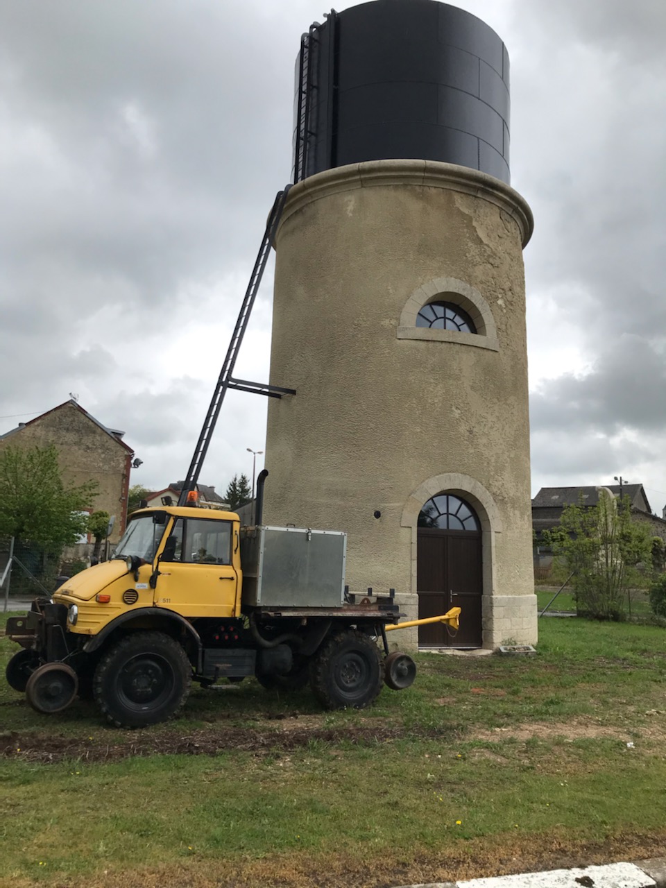 L'engin de secours rail-route Mercedes-Unimog.