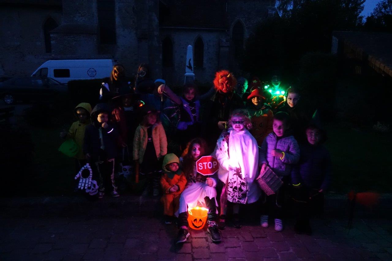 Les enfants sont prêts pour la déambulation nocturne.