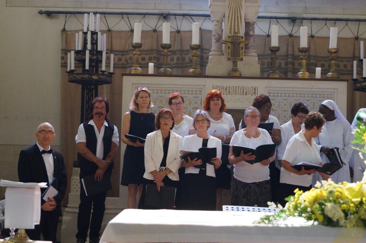 La Chorale paroissiale a assuré les chants liturgiques pendant la Messe du Centenaire.