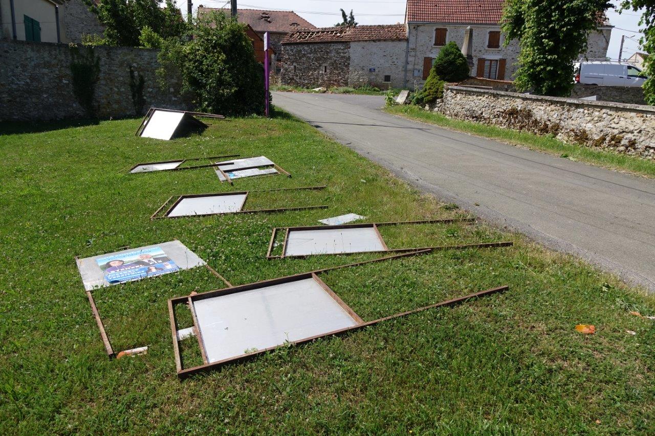 Adossés au mur du cimetière, les panneraux électoraux ont traversé la rue.