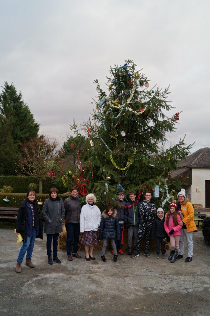 Un sapin de Noël est érigé sur la place du village pour la 3ème année consécutive, à l'initiative de la maire déléguée Jacqueline Picart (3ème en partant de la gauche).